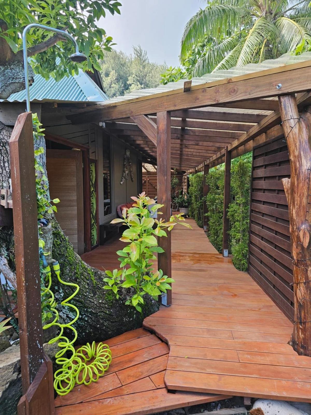 Faaora Lodge, Little Paradise Haapiti Exterior photo